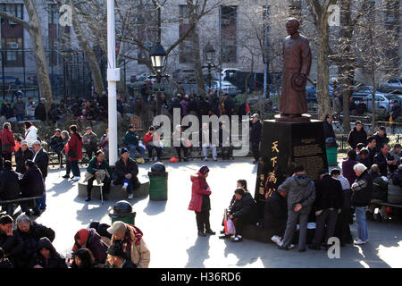 Dr.Sun Yat-sen Statue im Columbus Park mit chinesischen Anwohner sammeln. Chinatown, Manhattan, New York City, USA Stockfoto