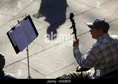 Ein Mann spielt Erhu eine traditionelle chinesische zweisaitiges gebeugt Musikinstrument in Columbus Park.Chinatown.New York City.USA Stockfoto