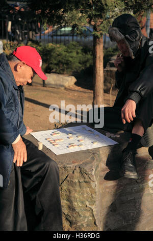 Zwei Mann spielen chinesisches Schach im Columbus Park in Manhattan Chinatown.New York City.USA Stockfoto