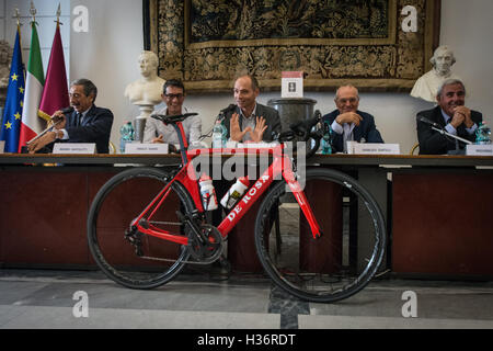 Rom, Italien. 4. Oktober 2016. Marino Bartoletti, Dario Angelo, Daniele Frongia, Gianluca Santilli während der Pressekonferenz von "Granfondo Campagnolo" zwischen sport und Solidarität, das Rennen findet am Sonntag 9. Oktober zwei Tage der Veranstaltungen in der Gemeinde eingerichtet, im Stadion der Bäder von Caracalla vorangestellt. © Andrea Ronchini/Pacific Press/Alamy Live-Nachrichten Stockfoto