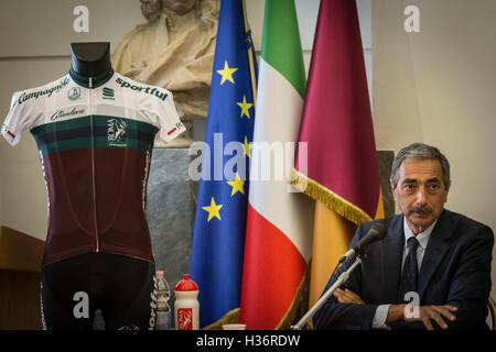 Rom, Italien. 4. Oktober 2016. Marino Bartoletti während der Pressekonferenz "Granfondo Campagnolo" zwischen Sport und Solidarität, das Rennen findet statt am Sonntag 9. Oktober zwei Tage der Veranstaltungen in der Gemeinde eingerichtet, im Stadion der Bäder von Caracalla vorangestellt. © Andrea Ronchini/Pacific Press/Alamy Live-Nachrichten Stockfoto