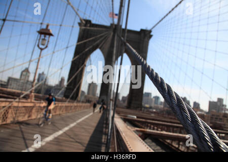 Stahl Tragseile der Brooklyn Bridge mit der Neo-gotischen Bridge Tower im Hintergrund. New York City, USA Stockfoto