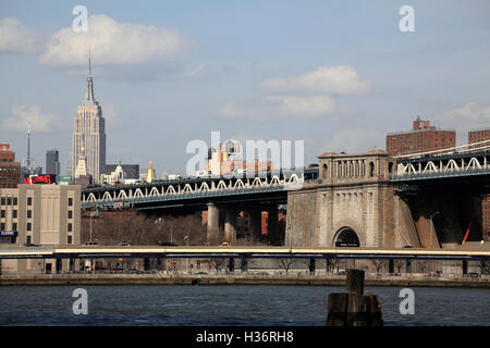 Die Aussicht auf Manhattan Bridge mit Empire State Building in den Rücken aus Brooklyn Bridge Park.Brooklyn.New York City.USA Stockfoto