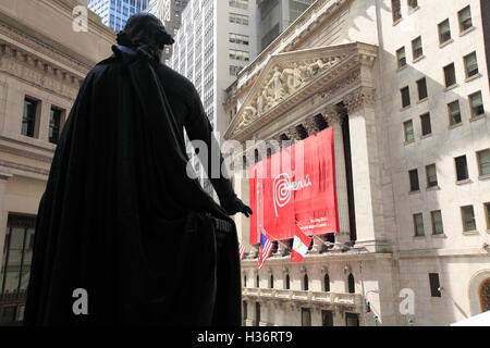 Statue von George Washington vor der Federal Hall National Memorial mit der New York Stock Exchange im Hintergrund. New York Stockfoto