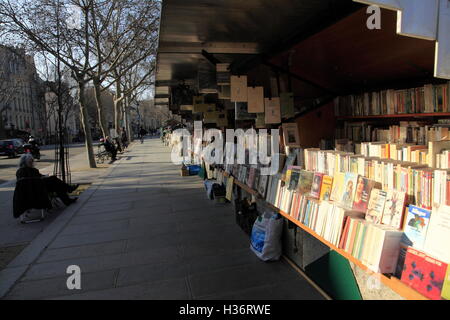 Antike und gebrauchte Bücher zum Verkauf entlang des Ufers des Flusses Seine. Paris. Frankreich Stockfoto