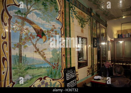 Restaurant Vivant mit Jugendstil-Fliesen Dekorationen aus einem früheren exotischer Vögel Shop im frühen 20. Jahrhundert, Paris, Frankreich Stockfoto