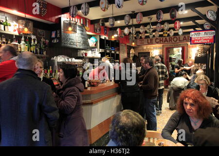 Die Innenansicht der Bar und Café Le Charolais in Marche d'Aligre (Aligre-Markt). Paris. Frankreich Stockfoto