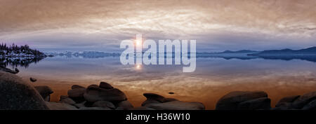 Winter-Sonnenuntergang am Lake Tahoe, beliebtes Ferienziel an der Grenze von Kalifornien und Nevada. Stockfoto