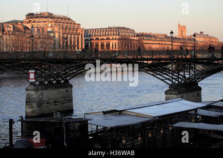 Aussicht auf den Sonnenuntergang der Pont des Arts (Arts Brücke) mit dem Stadtbild von rechten Ufer der Fluss im Hintergrund. Paris.France Stockfoto