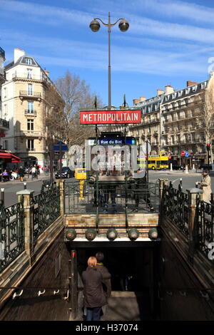 Ein Jugendstil u Schild über der u-Bahn Eingang Rue de Bac.Paris.France Stockfoto