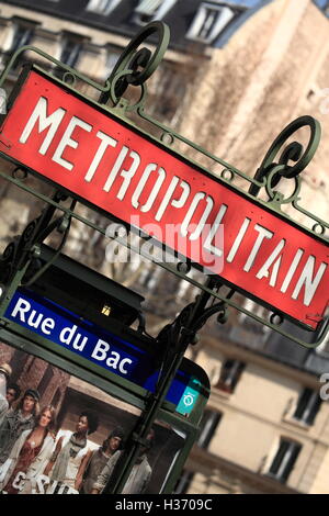 Ein Jugendstil u Schild über der u-Bahn Eingang Rue de Bac.Paris.France Stockfoto