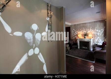 Graffiti Künstler Jerome Mesnager "weiße stellen" Verzierung des Rezeption Halle des Hotel des Academies et des Arts.Paris Frankreich Stockfoto