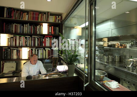 Küchenchef Eric Frenchon in seinem Büro in der Küche 3 Michelin starrten Restaurant Epicure im Hotel Le Bristol, Paris Frankreich Stockfoto