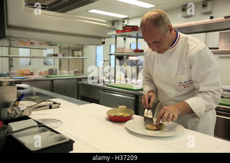 Küchenchef Eric Frenchon in der Küche 3 Michelin starrten gastronomischen Restaurant Epicure im Hotel Le Bristol.Paris.France Stockfoto