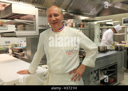 Küchenchef Eric Frenchon in der Küche 3 Michelin starrten gastronomischen Restaurant Epicure im Hotel Le Bristol.Paris.France Stockfoto