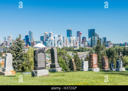 Skyline von Calgary und Friedhof, Calgary, Alberta, Kanada Stockfoto