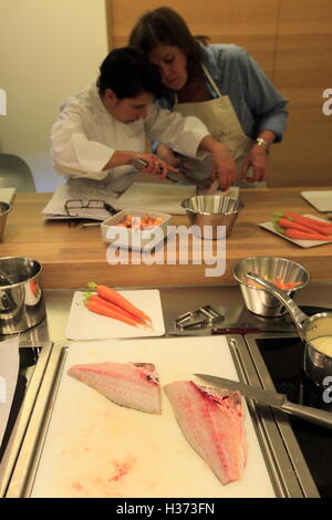 Einen Kochkurs in der Ecole de Cuisine Alain Ducasse (Alain Ducasse Kochen School.Paris.France Stockfoto