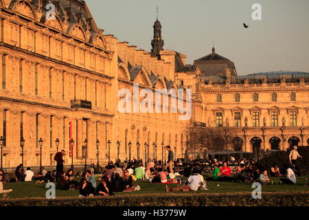 Menschen entspannen auf der Wiese vor dem Musée des Arts Decoratifs vor Sonnenuntergang. Paris. Frankreich Stockfoto