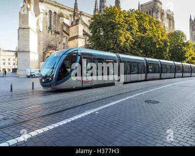 Straßenbahn, vorbei an der Kathedrale von St. Andreas in Bordeaux Stockfoto