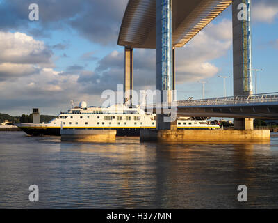 Neuen Hubbrücke Jacques Chaban-Delmas überspannt den Fluss Garonne in Bordeaux Stockfoto
