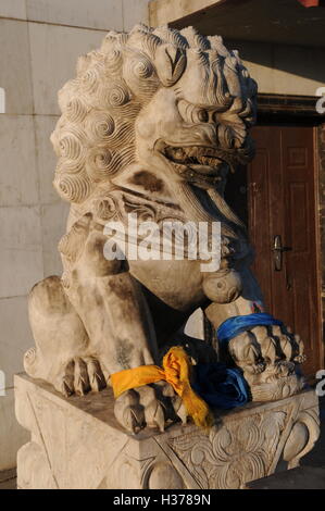 Löwe Statue, Choijin Lama Tempel Museum, Ulaanbaatar, Mongolei. Kredit: Kraig Lieb Stockfoto