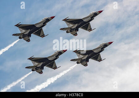 NEW WINDSOR, NY - 3. September 2016: USAF Thunderbirds führen am internationalen Flughafen von Stewart während der Airshow in New York. Stockfoto