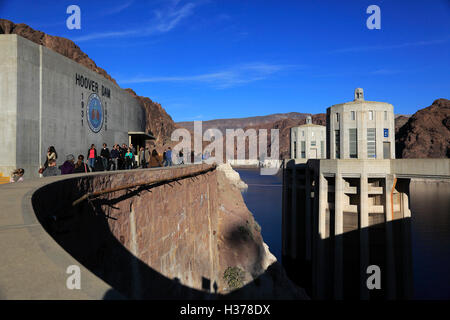 Druckrohrleitung Türme der Hoover-Staudamm mit Lake Mead am Brett von Nevada und Arizona.USA Stockfoto