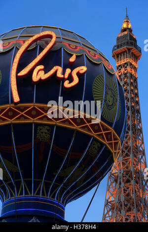 Heißluftballon und den Eiffelturm von Paris Hotel und Casino.Las Las Vegas, Nevada, USA Stockfoto