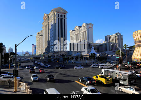 Die Ansicht des Caesars Palace Hotel und Casino mit den Streifen im Vordergrund. Las Vegas.Nevada.USA Stockfoto