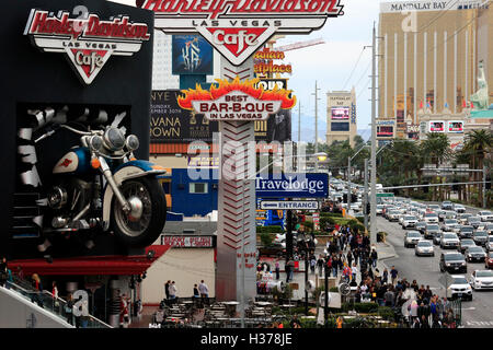 Blick auf Las Vegas Strip mit Zeichen der Harley Davidson Cafe im Vordergrund. Las Vegas.Nevada.USA Stockfoto