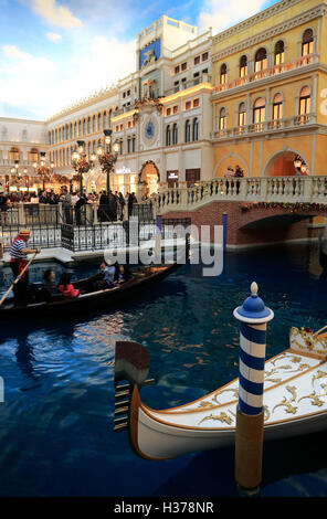 Besucher unter Gondel fahren im Canal Grande im Venetian Hotel und Casino.Las Vegas.Nevada,USA Stockfoto