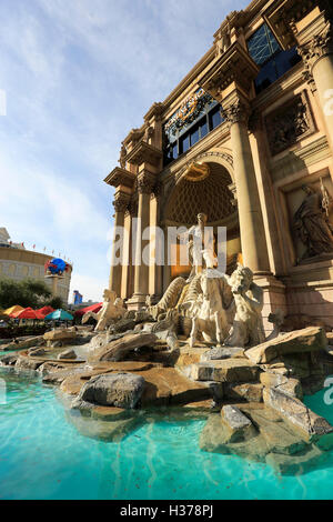 Nachbildung der Trevi-Brunnen außerhalb der Forum Shops des Caesars Palace.Las Vegas.Nevada.USA Stockfoto