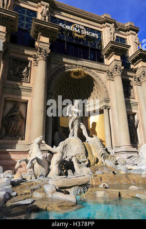 Nachbildung der Trevi-Brunnen außerhalb der Forum Shops des Caesars Palace.Las Vegas.Nevada.USA Stockfoto