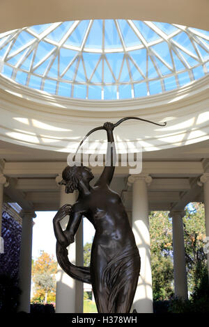 Statue von Diana am Eingang des Virginia Steele Scott Gallery of American Art in Huntington Library.San Marino Kalifornien USA Stockfoto