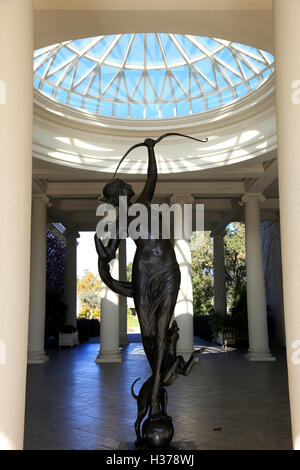 Statue von Diana am Eingang des Virginia Steele Scott Gallery of American Art in Huntington Library.San Marino Kalifornien USA Stockfoto