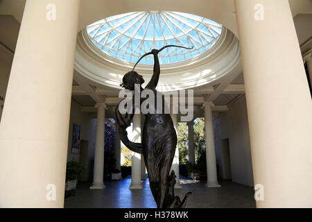 Statue von Diana am Eingang des Virginia Steele Scott Gallery of American Art in Huntington Library.San Marino Kalifornien USA Stockfoto