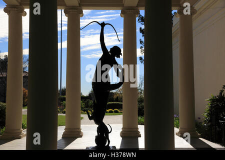 Statue von Diana am Eingang des Virginia Steele Scott Gallery of American Art in Huntington Library.San Marino Kalifornien USA Stockfoto