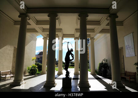 Statue von Diana am Eingang des Virginia Steele Scott Gallery of American Art in Huntington Library.San Marino Kalifornien USA Stockfoto