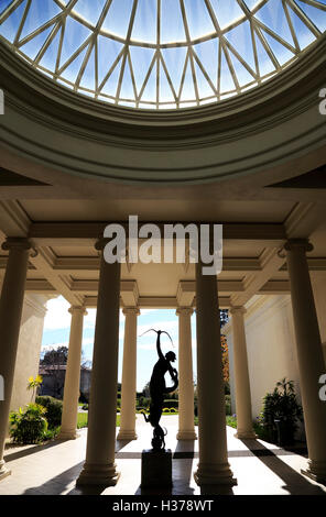 Statue von Diana am Eingang des Virginia Steele Scott Gallery of American Art in Huntington Library.San Marino Kalifornien USA Stockfoto