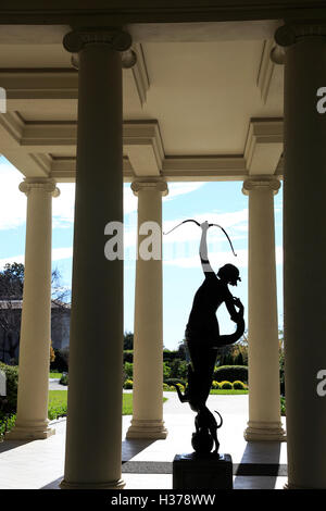 Statue von Diana am Eingang des Virginia Steele Scott Gallery of American Art in Huntington Library.San Marino Kalifornien USA Stockfoto