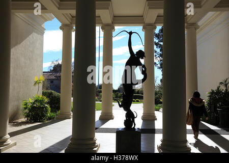 Statue von Diana am Eingang des Virginia Steele Scott Gallery of American Art in Huntington Library.San Marino Kalifornien USA Stockfoto