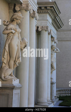 Statuen schmücken die Huntington-Kunst-Galerie Gebäude in Huntington-Bibliothek, Kunstsammlung und botanische Garden.California,USA Stockfoto