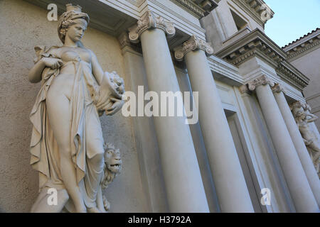 Statuen schmücken die Huntington-Kunst-Galerie Gebäude in Huntington-Bibliothek, Kunstsammlung und botanische Garden.California,USA Stockfoto