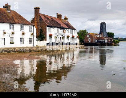 Die Royal Oak Gastwirtschaft, Hütten und Windmühle übersehen Langstone Harbour, Havant, UK Stockfoto