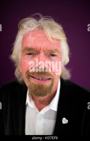 Sir Richard Charles Nicholas Branson (geboren 18. Juli 1950) ist ein englischer Geschäft Magnat, Investor und Philanthrop. [4] Er ist bekannt als Gründer der Virgin Group, dem mehr als 400 Unternehmen angehören. Stockfoto