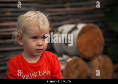 Porträt eines Mädchens. Emotionen. Birken. Stumpf. Stockfoto