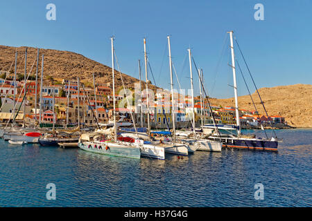 Kleine Marina und Pontons in Chalki, Insel Chalki, Dodekanes, Griechenland. Stockfoto