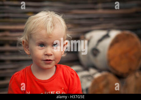 Porträt eines Mädchens. Emotionen. Birken. Stumpf. Stockfoto