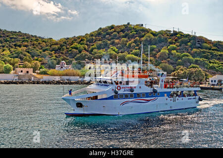 Kleine griechische Kreuzfahrtschiff auf Nisyros auf den Dodekanes-Inseln von Griechenland. Stockfoto