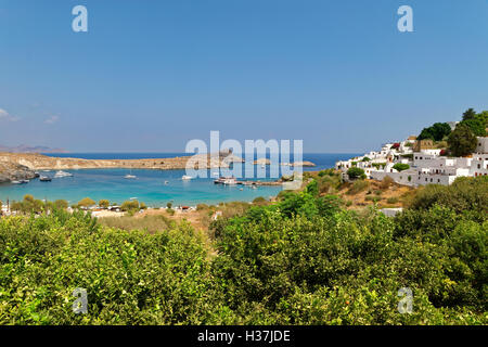 Dorf von Lindos und Strand an der Südost-Küste der Insel Rhodos, Dodekanes Inselgruppe, Griechenland. Stockfoto